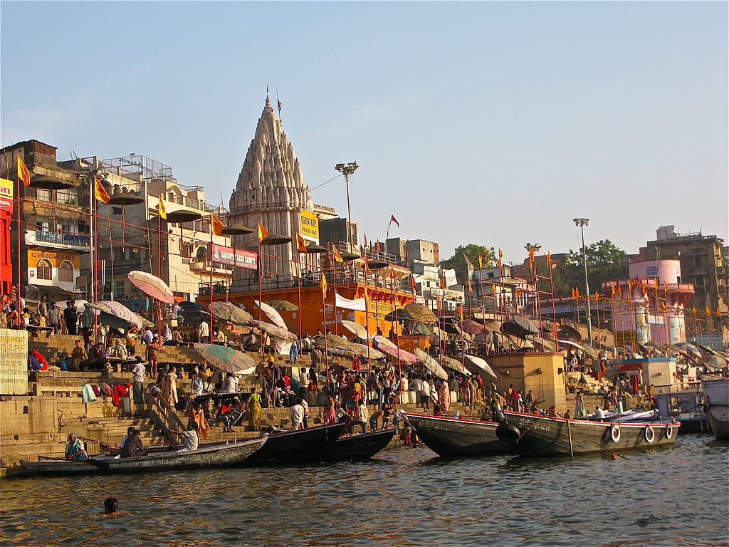 Morning_bathers_at_Ganges_Ghats,_Varanasi