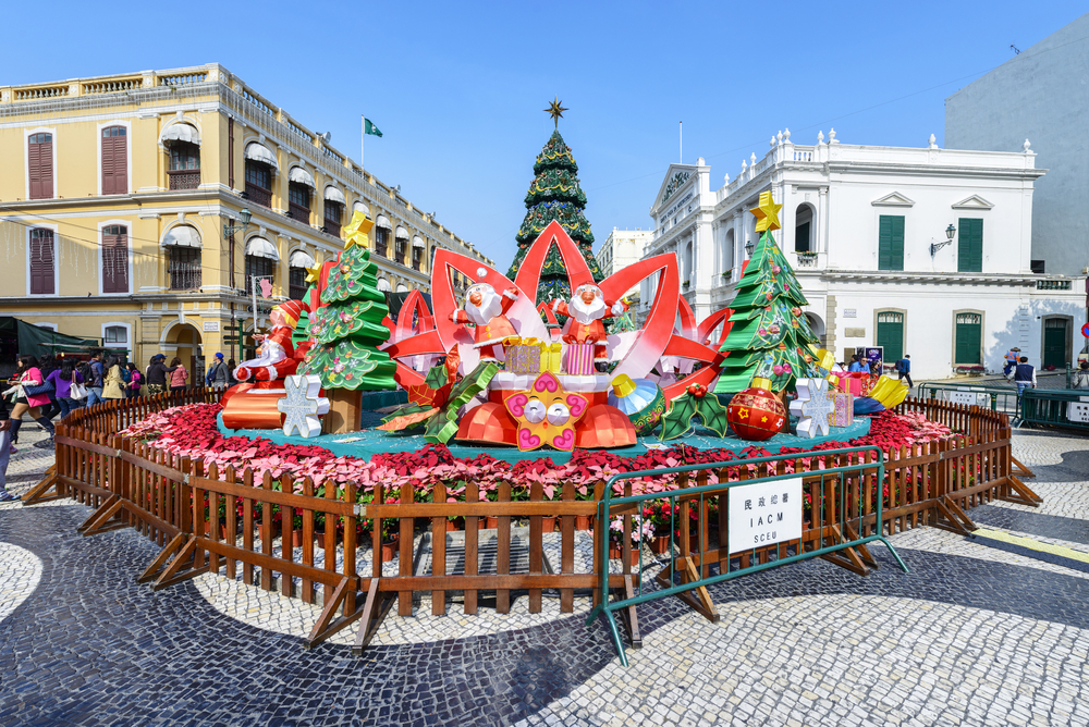 Pedestrian_street_of_Macau_during_Christmas_and_New_Year_holiday_people_are_walking._Located_near_Civic_and_Municipal_Affairs_Bureau_IACM_p4xd3z