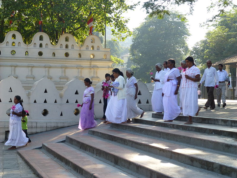 Devotees at Sri Dalada Maligawa - Image Ji-Elle