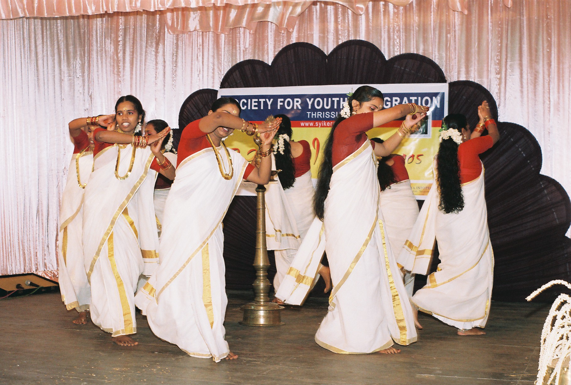 Thiruvathirakali - Traditional dance in kErala performed during Onam