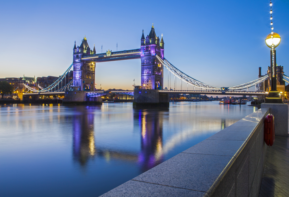 Tower_Bridge_at_dawn_in_London_sqfho2