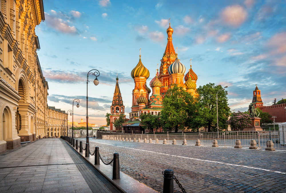 Do Not, I Repeat, Do Not Even Think About Doing These 5 Things When You’re Travelling to Russia (Infographic)